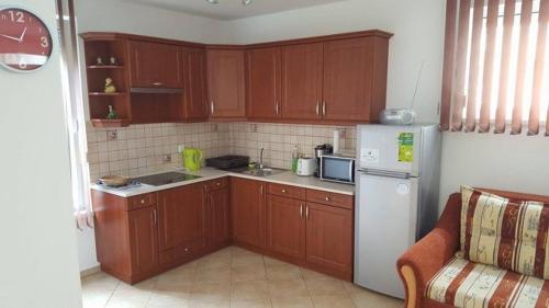 Kuchyňa alebo kuchynka v ubytovaní Gina apartman Siófok
