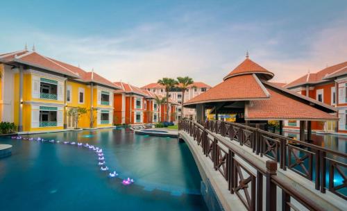 un canale in una città con edifici e un ponte di Memoire Palace Resort & Spa a Siem Reap