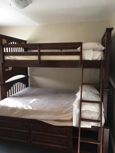 Poschodová posteľ alebo postele v izbe v ubytovaní Victoria Harbour Cottages