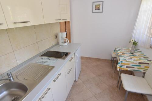 Kuchyň nebo kuchyňský kout v ubytování Apartmani Dekovic Materada