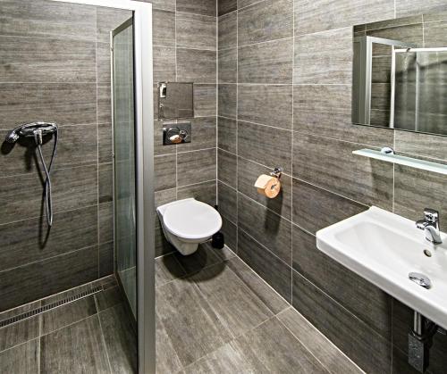 un bagno con un water e un lavandino di U Heligonky a Brno