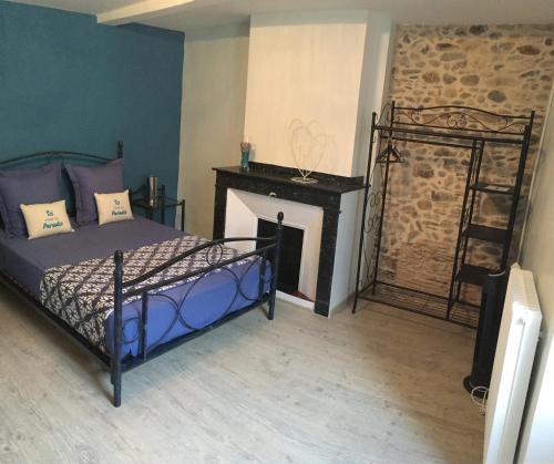 une chambre avec un lit et une cheminée dans l'établissement Côté chateau, à Carcassonne
