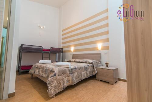 アヴォラにあるLa Gioia di Sicilia Appartamentiのベッドルーム1室(ベッド2台付)