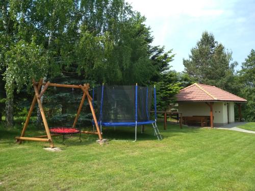 Zona de juegos infantil en Apartmány Černá Voda