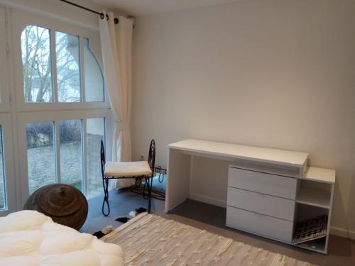 エルマンヴィル・シュル・メールにあるLa Sapiniereのベッドルーム(デスク、椅子、窓付)