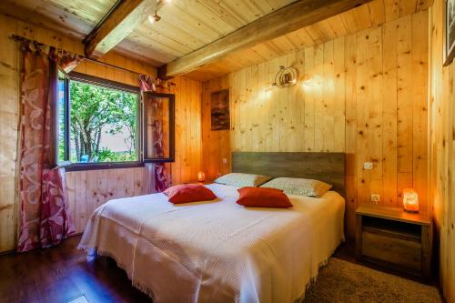 1 dormitorio con 1 cama en una pared de madera en House Marijana, en Rakovica