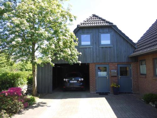 um carro está estacionado dentro de uma garagem em Haus Droste em Husum