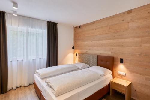 Giường trong phòng chung tại Residence Laitacherhof - Modern eingerichtete Apartments in der Nähe vom Zentrum von Klausen mit WLAN Südtirol Card inklusive