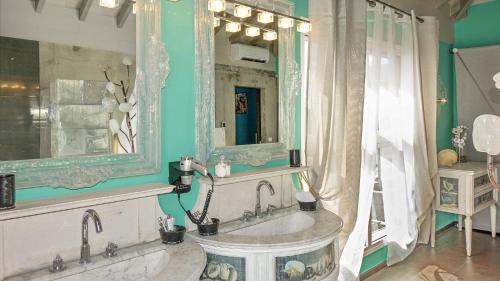 a bathroom with a sink and a mirror at Villa Lodge 4 Epices in Gustavia