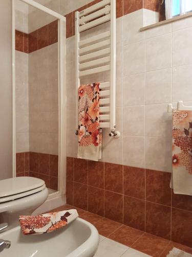 a bathroom with a toilet and a shower stall at Villa Lory Albinia in Albinia