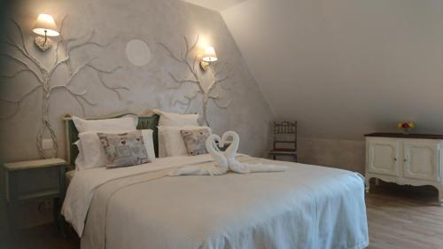 Tempat tidur dalam kamar di Moulin d'Amour