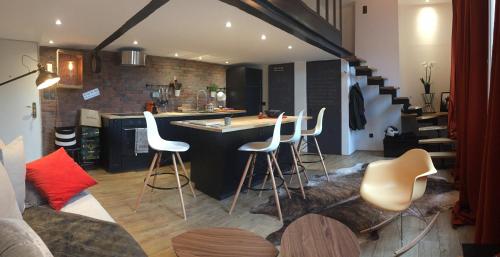 - une cuisine avec un bar avec des tabourets blancs dans l'établissement La Suite Albertas, à Aix-en-Provence