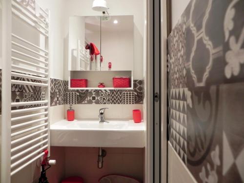 ein Bad mit einem Waschbecken und einem Spiegel in der Unterkunft Terrazza 29 Holiday Home in Rom