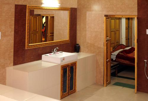 een badkamer met een wastafel en een spiegel bij Krishna Prakash Heritage Haveli in Jodhpur