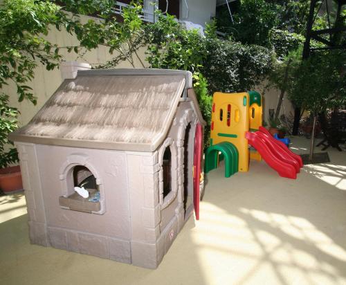 a pink toy dog house and a play yard at Hotel Romantica in Loutra Edipsou