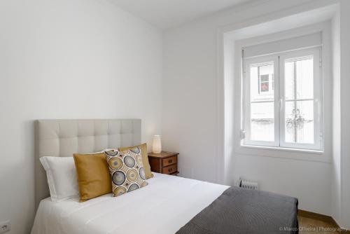 リスボンにあるEstefânia Apartment - Lisbon Center (NEW)のベッドルーム1室(白いベッド1台、枕付)、窓が備わります。