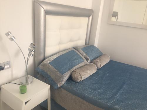 Posteľ alebo postele v izbe v ubytovaní Apartment On Salobrena Beach