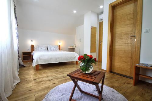 Ένα ή περισσότερα κρεβάτια σε δωμάτιο στο Apartment & Rooms Arija