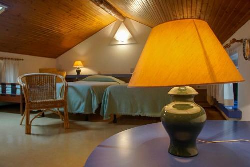 una lampada su un tavolo in una camera con un letto di Hotel Locanda Mel a Calolziocorte
