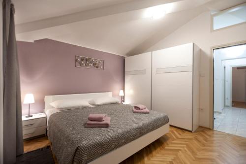 um quarto com uma cama com duas toalhas em Funcic Apartments 2 app em Pula