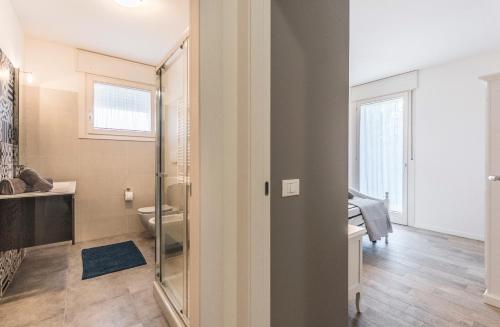 Tigli Suite في مارغيرا: حمام مع مرحاض وباب زجاجي