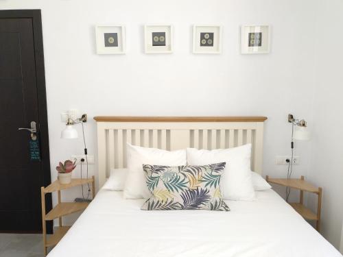 マラガにあるLa Siesta de Picassoのベッドルーム1室(白いベッド1台、枕2つ付)
