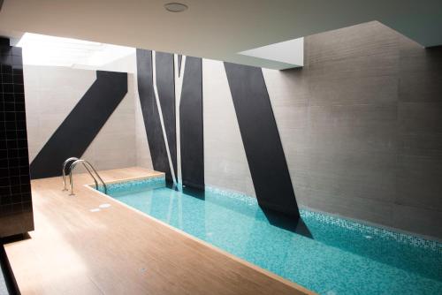 - une piscine dans un bâtiment avec piscine dans l'établissement Eduardo Designer Apartments Miraflores, à Lima