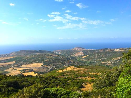 a view of the hills with the ocean in the background at Apartment Maria in Tergu