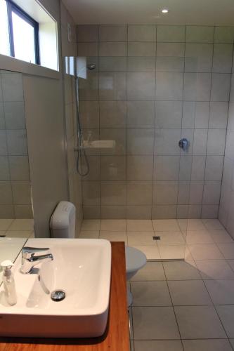 y baño con lavabo y ducha. en The Loft at Te Kumi Tirohanga, en Te Kuiti