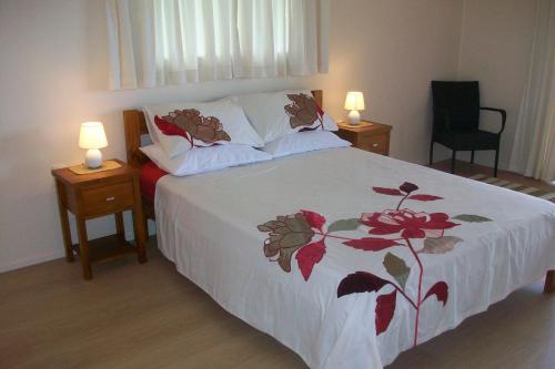 Un pat sau paturi într-o cameră la Vaiakura Holiday Homes