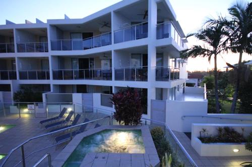 Kolam renang di atau dekat dengan Coolum Seaside Apartments