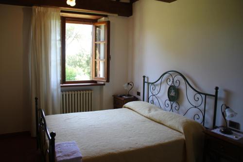 Un pat sau paturi într-o cameră la Ortali Country House