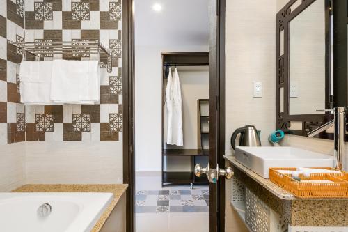 Phòng tắm tại Hoi An Golden Holiday Villa