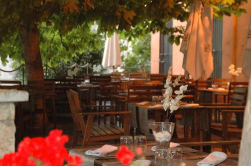 a restaurant with tables and chairs and umbrellas at Hotel Rio Piedra in Nuévalos