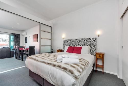 Habitación de hotel con cama grande y escritorio. en QV Private Airconditioned Waterfront Apartment - 423, en Auckland