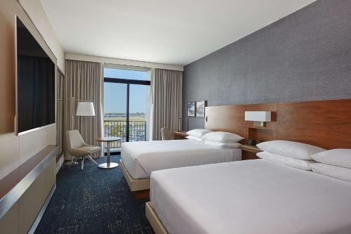 纽波特海滩Hyatt Regency Newport Beach West的有两张床和一扇窗户的酒店房间