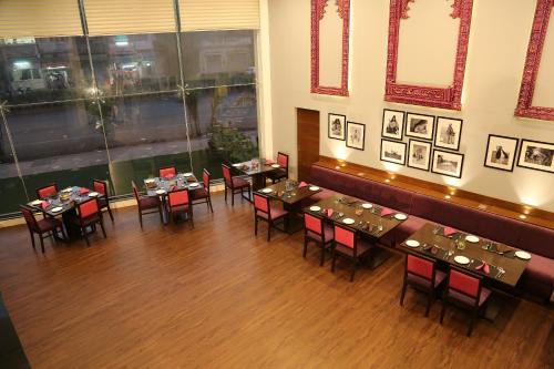 Un restaurante o sitio para comer en The Cloud Hotel