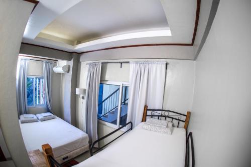 Postel nebo postele na pokoji v ubytování Oslob Seafari Resort