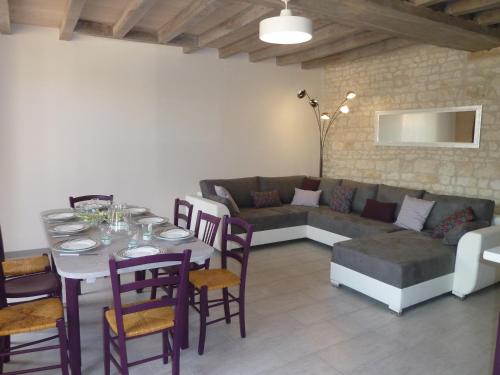 un salon avec une table et un canapé dans l'établissement LES 3 PETITS COCHONS, à Le Bouchet