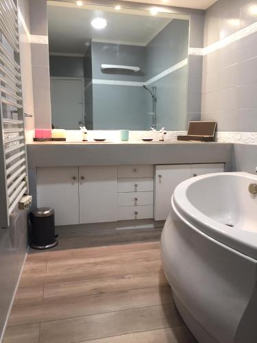 une salle de bain avec un lavabo, des toilettes et une baignoire dans l'établissement Port de Nice, à Nice