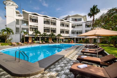 una imagen de un hotel con piscina en Huong Giang Hotel Resort & Spa, en Hue