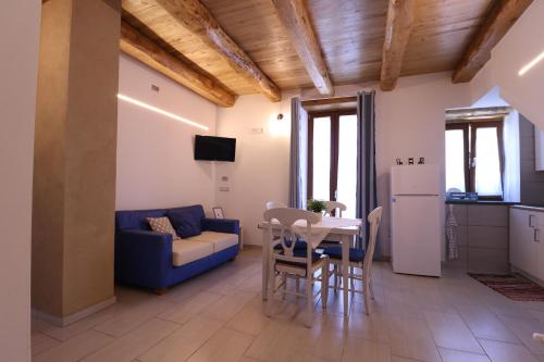 un soggiorno con un divano blu e un tavolo di Borgo Cilento Residence a Pollica
