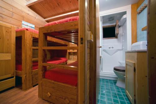 Katil dua tingkat atau katil-katil dua tingkat dalam bilik di Camping Porto Sosàlinos