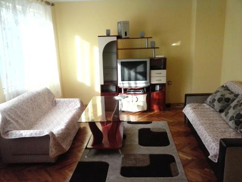 ヴァルナ・シティにあるApartment Dimitrovのリビングルーム(椅子2脚、コーヒーテーブル付)