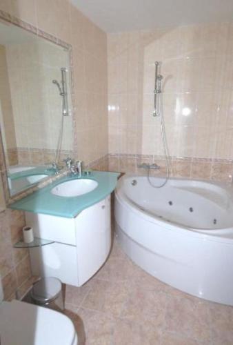 une salle de bain avec un lavabo, une baignoire et des toilettes dans l'établissement Stunning three bedroom apartment on seafront in Cannes with panoramic sea views 399, à Cannes