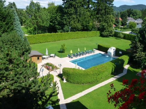 eine Luftansicht auf einen Garten mit einem Pool in der Unterkunft Hotel Weismann in Sankt Georgen im Attergau