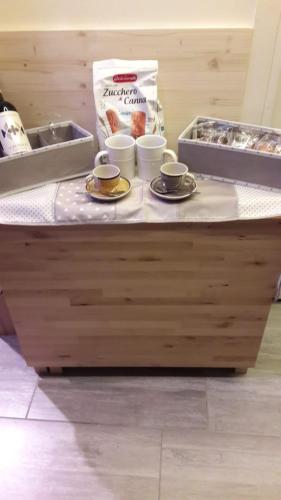 a table with cups and plates of food on it at l'arco di Sersa in Riccò del Golfo di Spezia