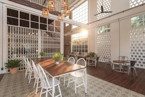 a dining room with a table and chairs at Memmoth Hostel In Lampang in Lampang