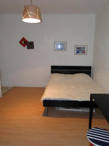 une chambre avec un lit dans une pièce dans l'établissement Appartement ENTRE TROCADERO et CHAMPS ELYSES, à Paris