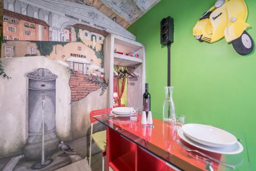 ローマにあるQuirinale Apartmentsのキッチン(壁に絵画のあるテーブル付)